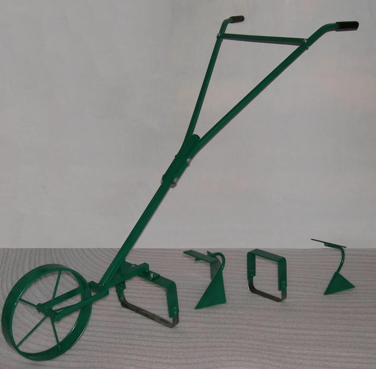 Техника для обработки земли. Ручной культиватор Батрак. Ручной культиватор Батрак ТТ. Культиватор плоскорез Батрак. Окучник ручной Батрак.