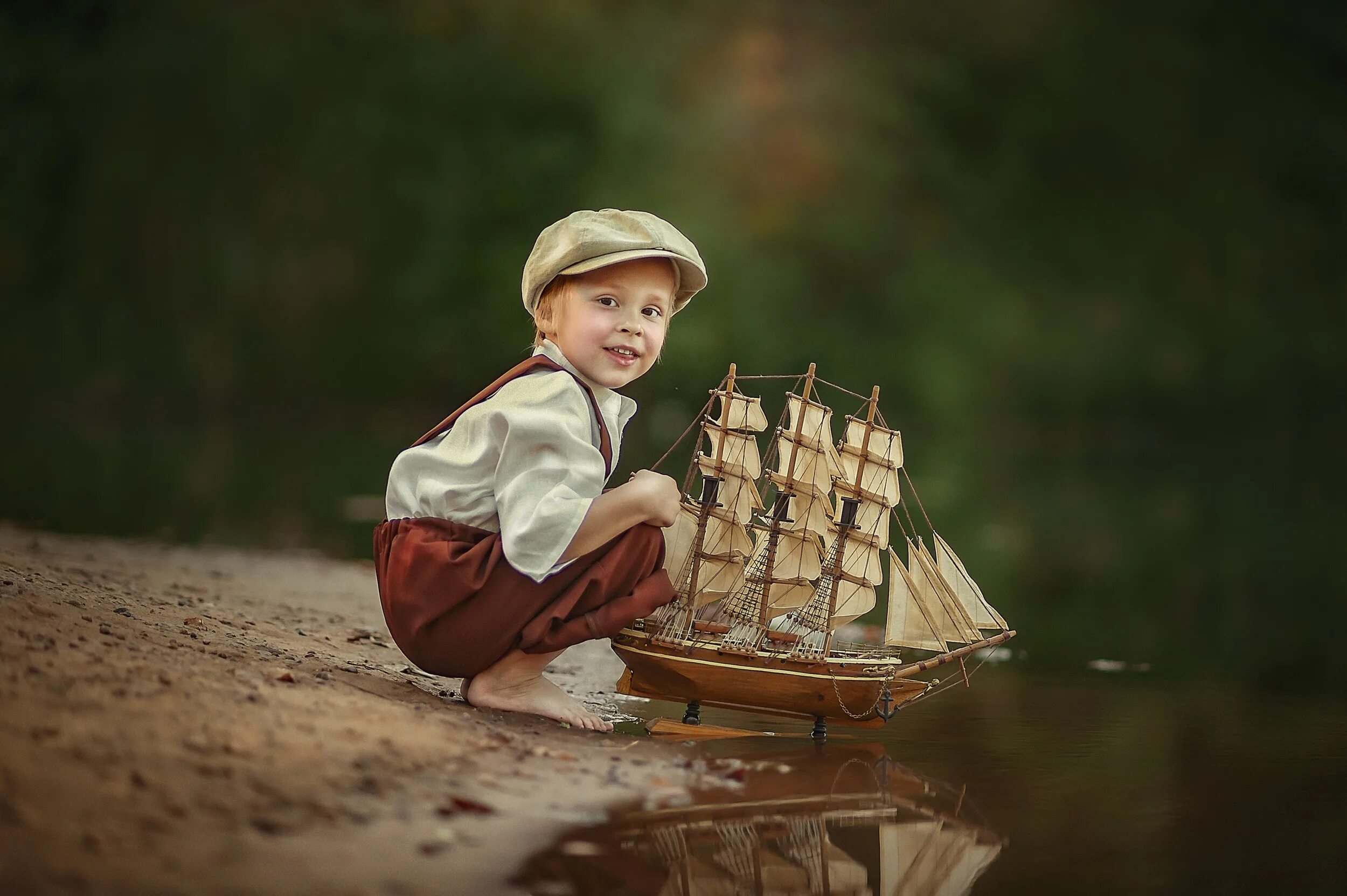 Во что играют мальчики на дне рождения. Фотосессия для мальчика. Кораблики. Мальчик с корабликом. Кораблик для детей.
