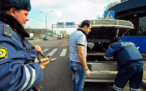 Досмотр транспортного средства проводится