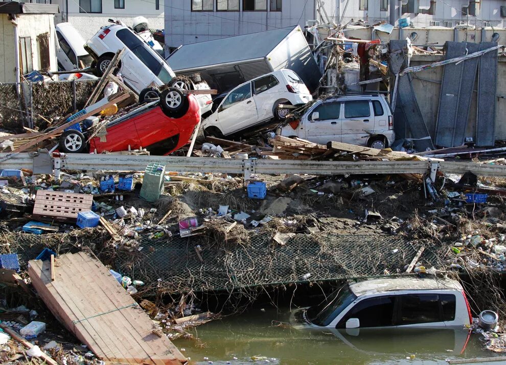 Япония сколько погибло. Землетрясение в Японии 2011 последствия. Землетрясение и ЦУНАМИ В Японии в 2011 году.