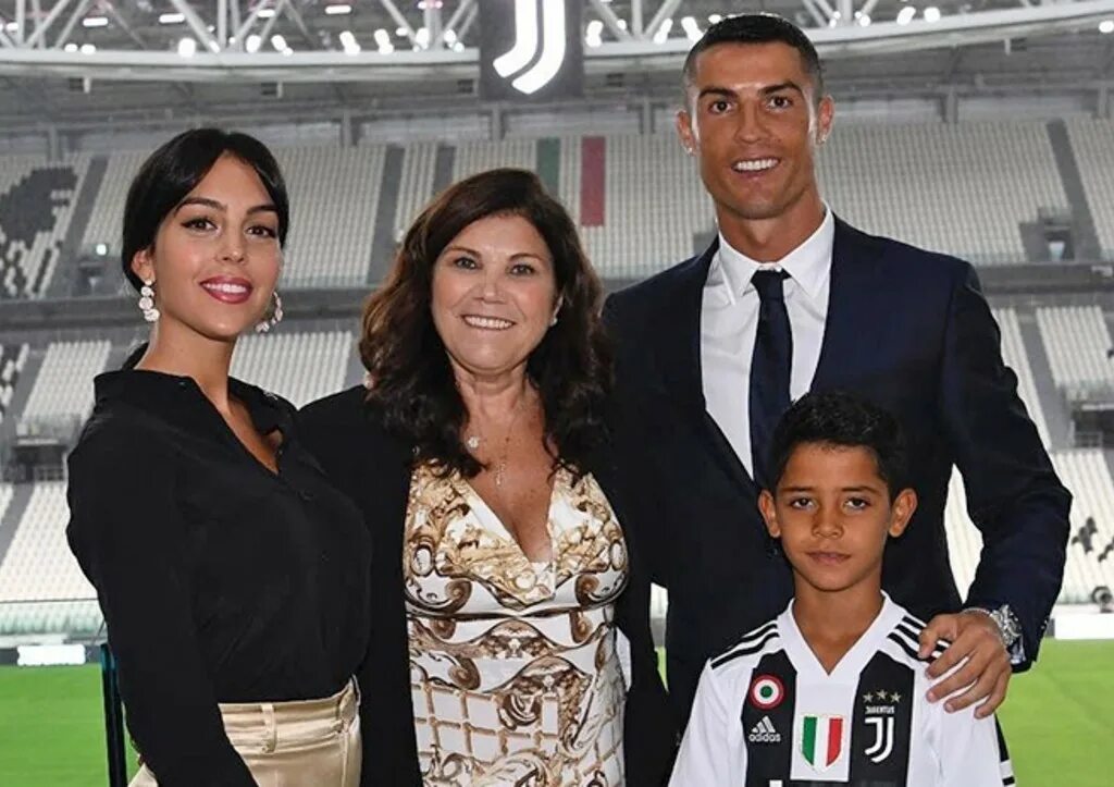 Роналду с семьей. Cristiano ronaldo семья. Семья роналду жена и дети. Кристиано роналдо семья. Кристиано роналдо семья и дети.
