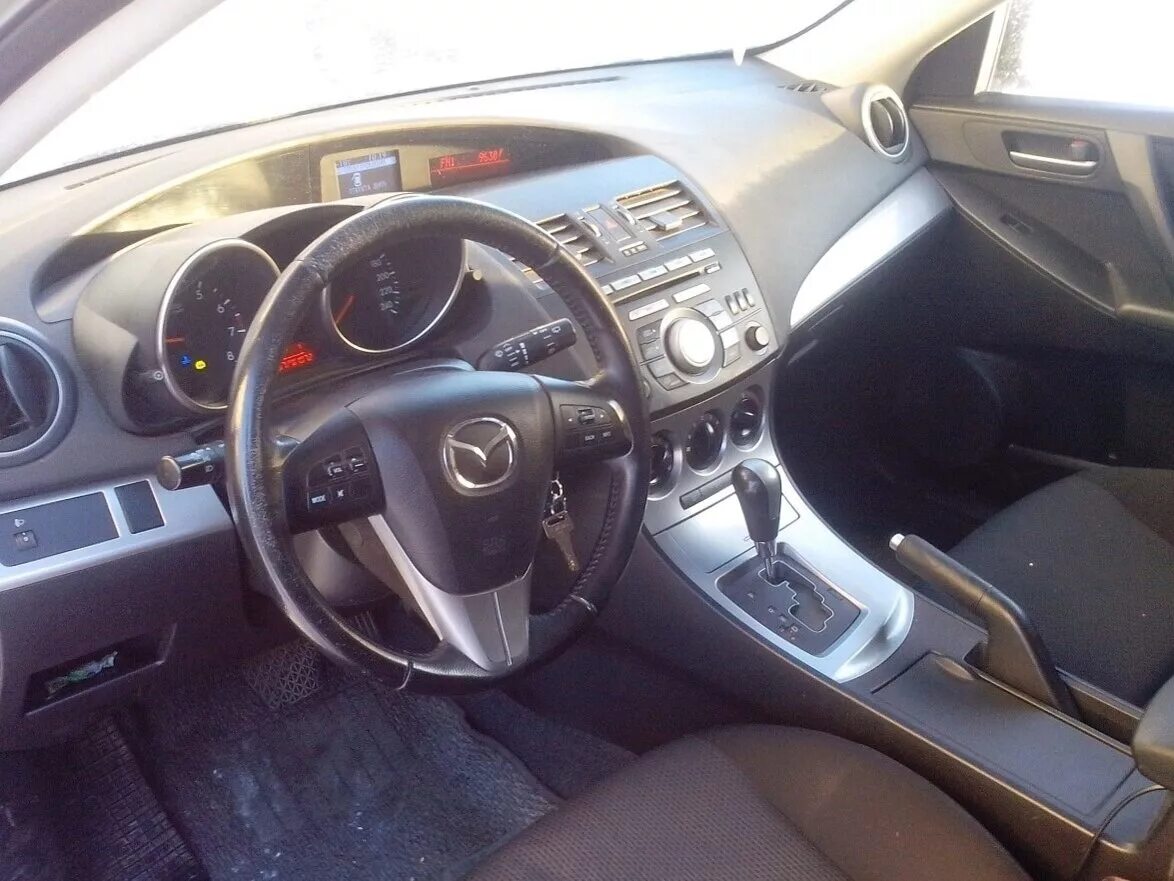 Машина мазда автомат. Mazda 3 2010 салон. Мазда 3 2010 салон. Панель Мазда 3 2010. Панель Мазда 3 BL.