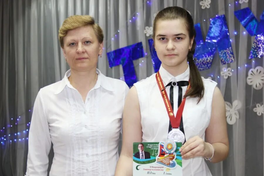 4 школа еманжелинск сетевой. 11 школа еманжелинск. две школьницы. школа 74 лорис выпускной. школа 16 еманжелинск.