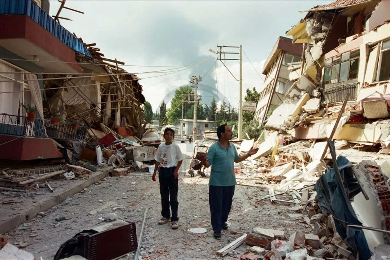 Землетрясение август. Землетрясение в Турции 1999. Измитское землетрясение 1999. Землетрясение в Турции 1999 год.