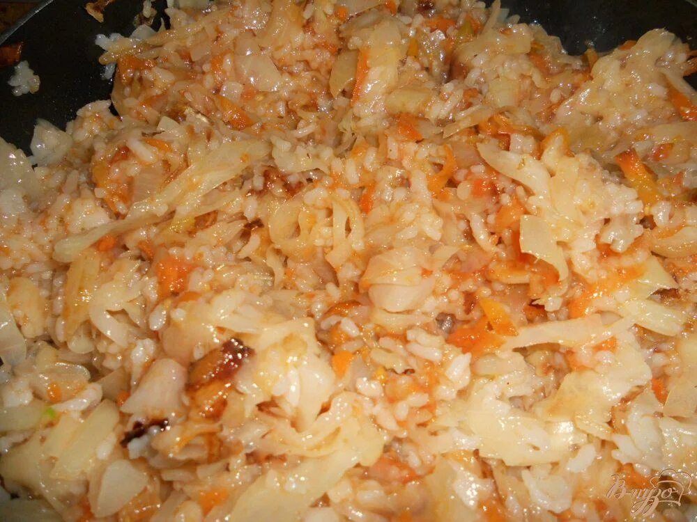 Рис капуста морковь лук рецепт. Тушеная капуста с рисом. Рис с капустой и мясом. Капуста с мясом. Капуста с рисом и мясом тушеная.