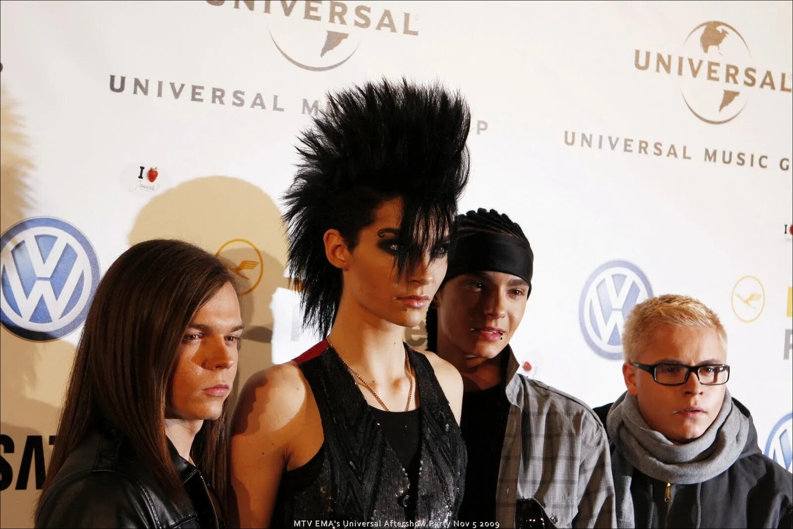 Tokio hotel world behind my. немецкая группа с черными волосами. билл каулитц 2021 behind blue. Tokio hotel behind my wall. Tokio hotel 2001.