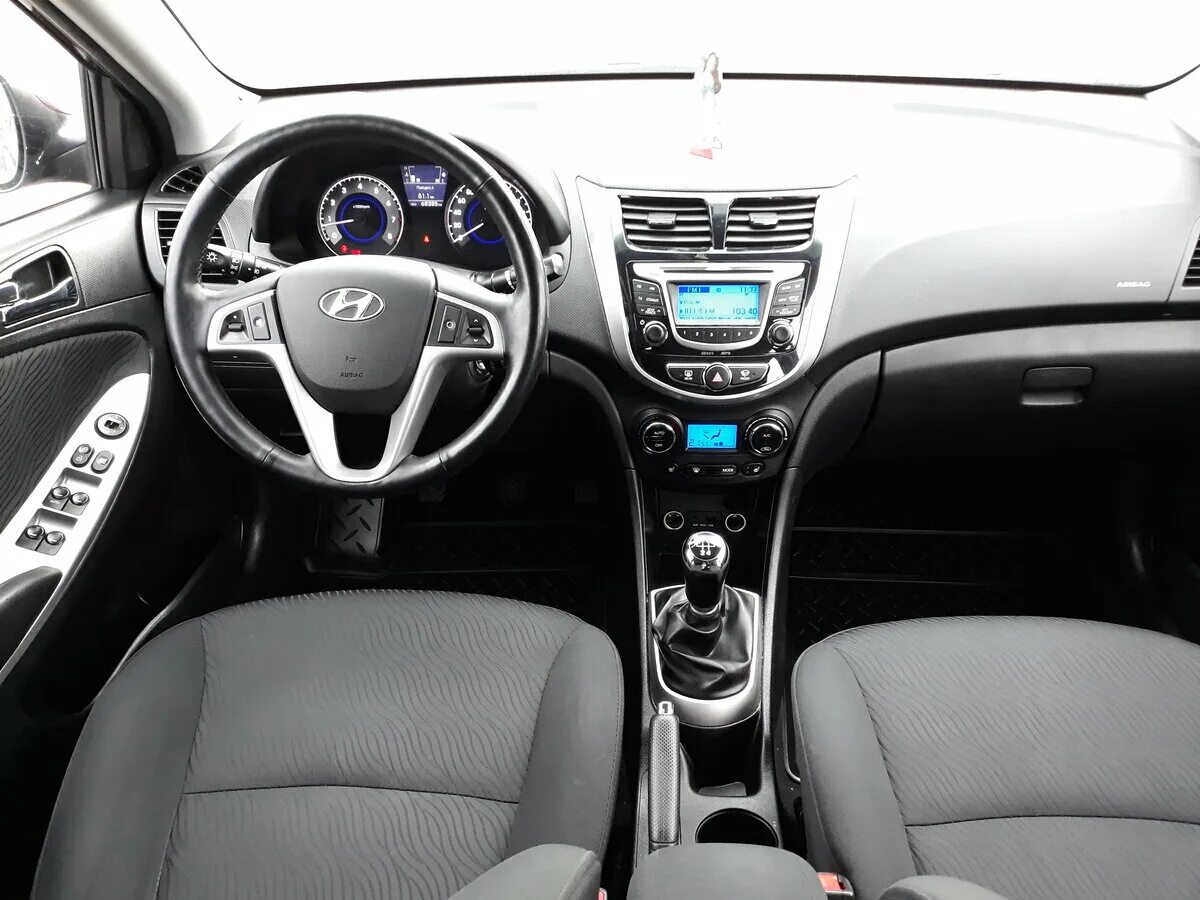 Solaris обзор. Hyundai solaris 2017 салон. Хендай солярис 7. Solaris обзор. Solaris обзор.