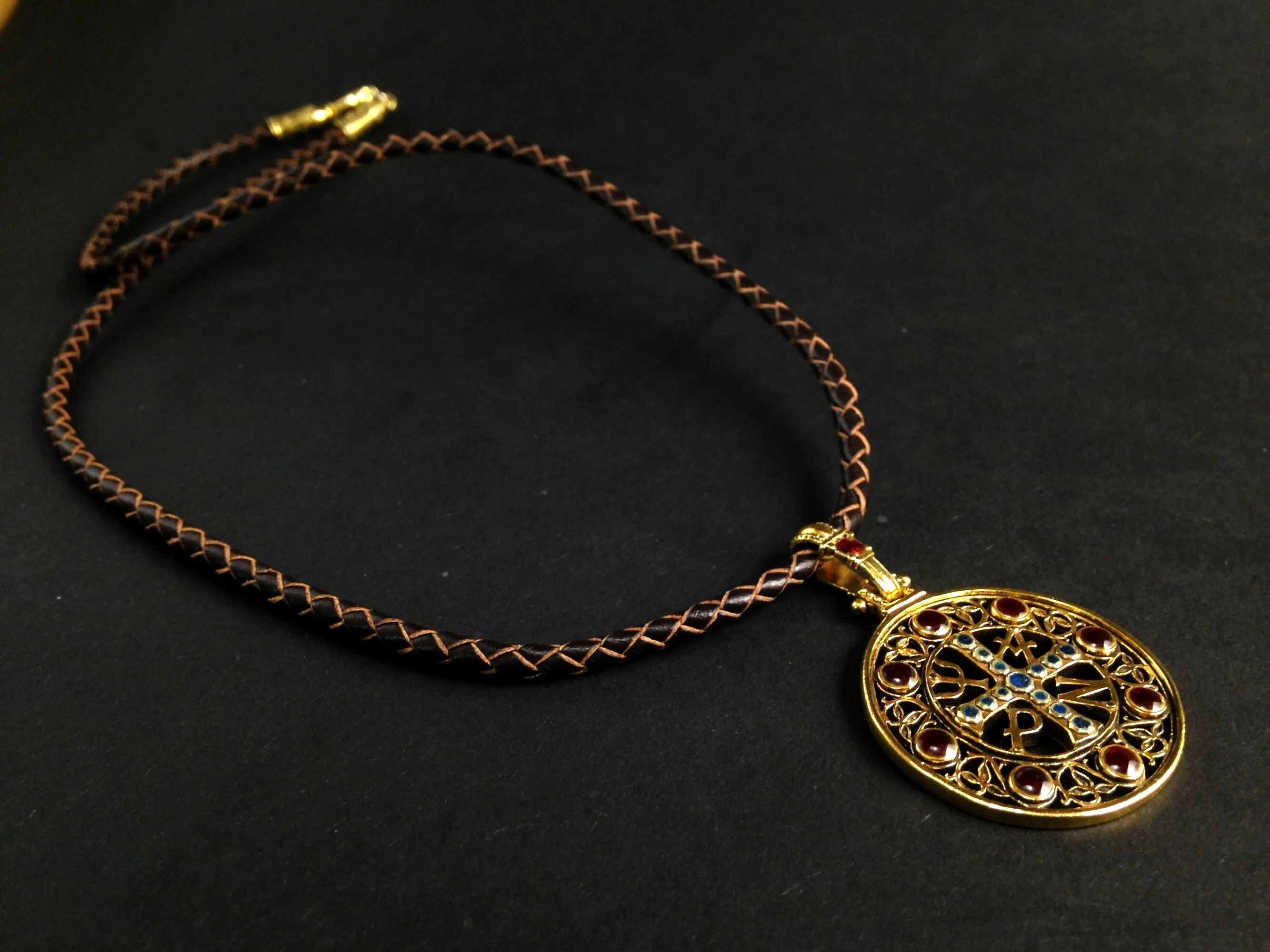 медальон камея. медальон ведьмака нетфликс. Cameo медальон кулон.