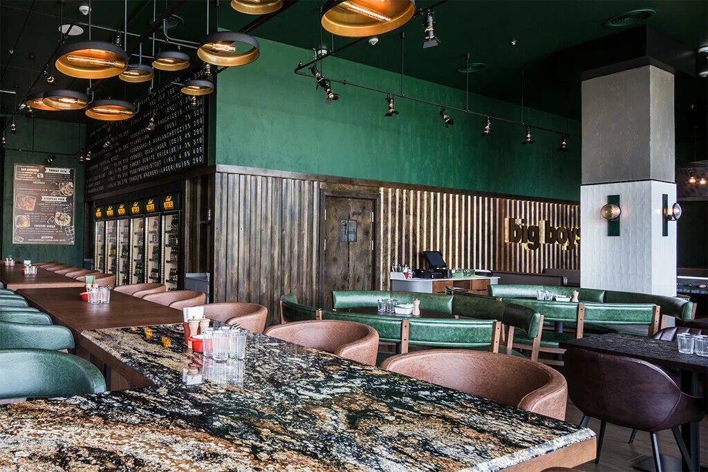 музыканты в баре. музыкальное кафе. кафе бары с музыкой. сцена в ресторане. четверть пинты бар спб.