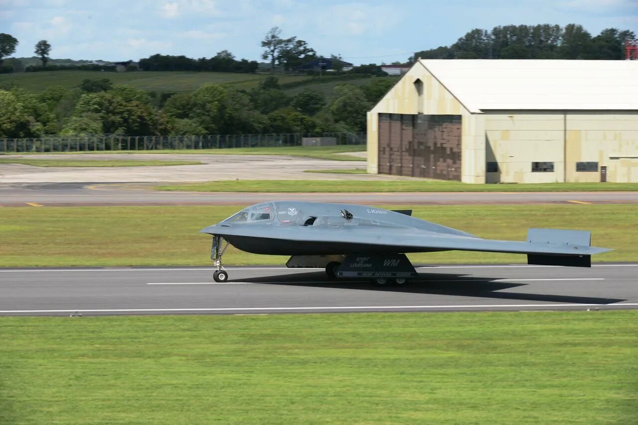 Бомбардировщик b 2. Стелс самолет b2. b-2 spirit: стелс-бомбардировщик. b-2 spirit stealth bomber. стелс бомбардировщик б2.