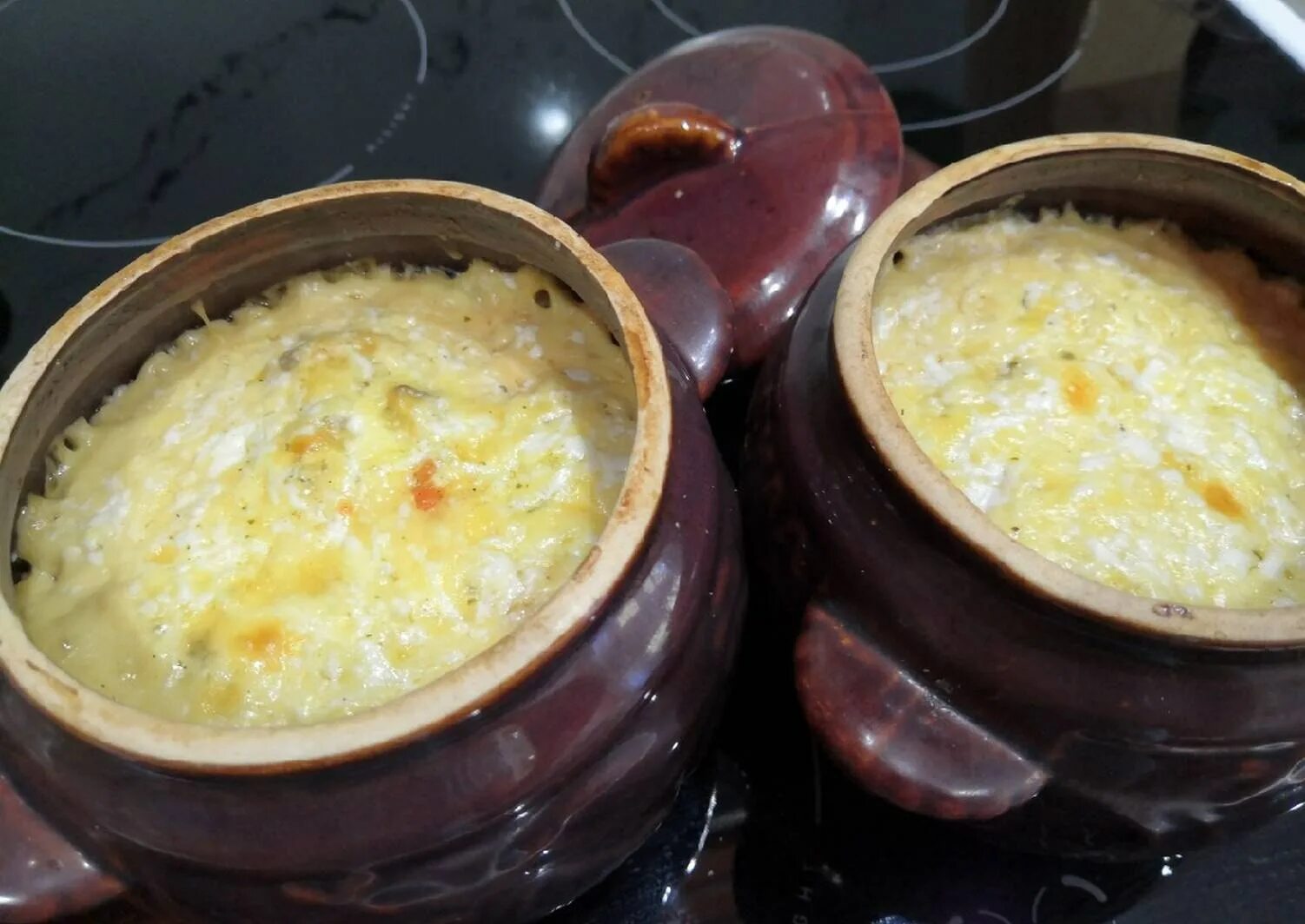 Жаркое в горшочках с курицей и грибами. Рецепт горшочков в духовке со сливками. Блюда в горшочках. Жаркое в горшочке в микроволновке. Рецепт горшочков в духовке со сливками.