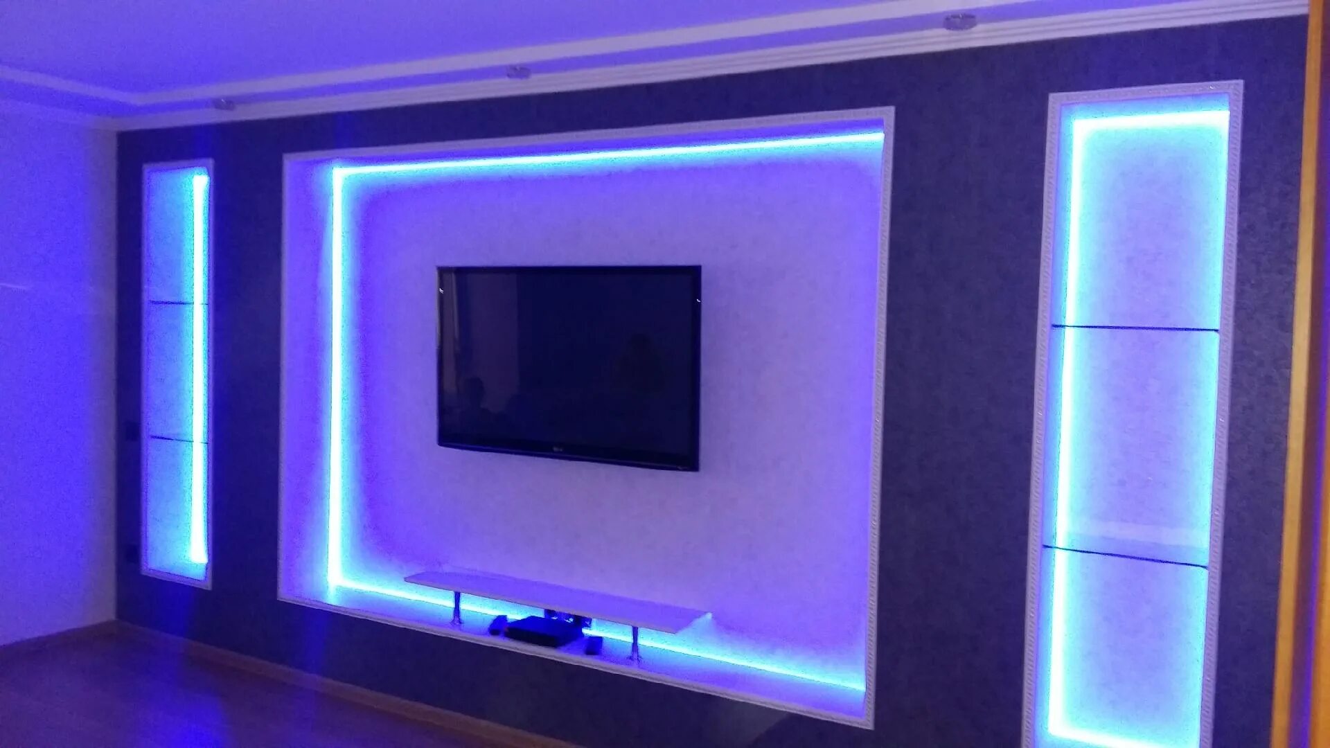 Как называется подсветка. Диодная лента сзади телевизора. philips ambilight 75. светодиодная лента, подсветка снизу полки. лента led светодиодная на стенну.