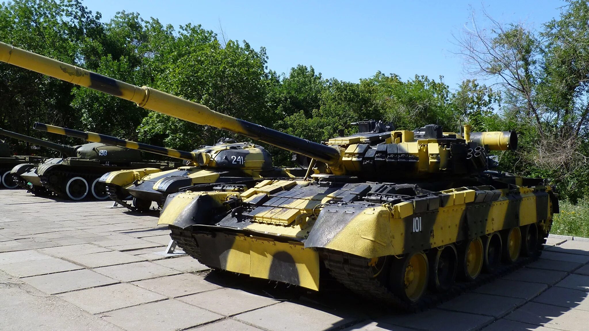 Поставь какую нибудь военную