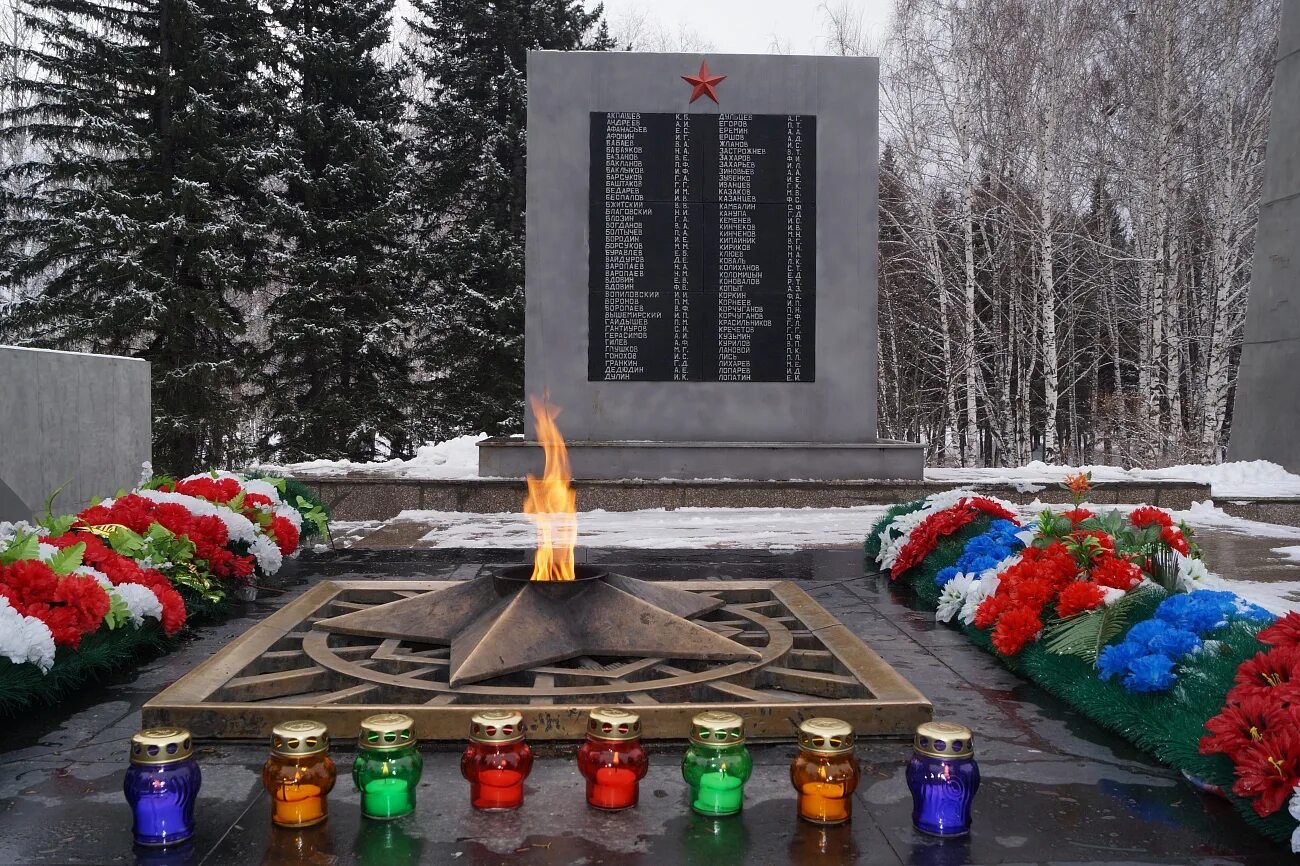 Победа горно алтайск. Парк Победы Горно-Алтайск. Парк Победы в Горно Алтайске. Горно Алтайск парк Победы вечный огонь. Мемориал славы Горно-Алтайск.