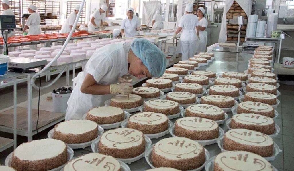 Кондитерская фабрика золотой колос ростов. Кондитерские цеха. Кондитерский цех. Кондитерскую фабрику каприз курган. Кондитерская фабрика курган.