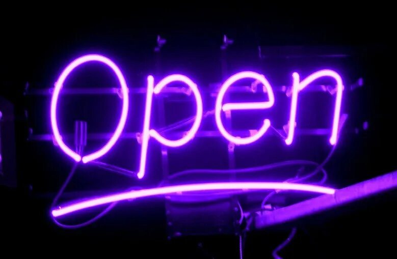 Неоновая надпись open. Неоновая вывеска open. Неоновая надпись открыто. Табличка открыто неон.