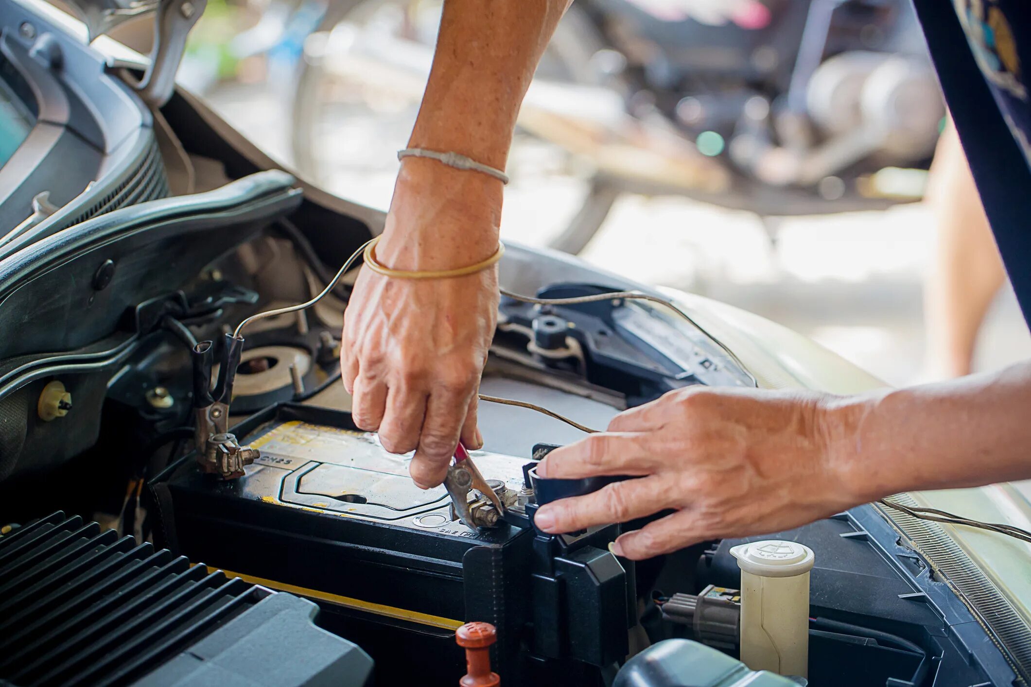 Автоэлектрик фон. Checking and replacing the car Battery. Автоэлектрик Шаттерсток. Девушка с аккумулятором автомобиля. Поменять автомобиль с доплатой