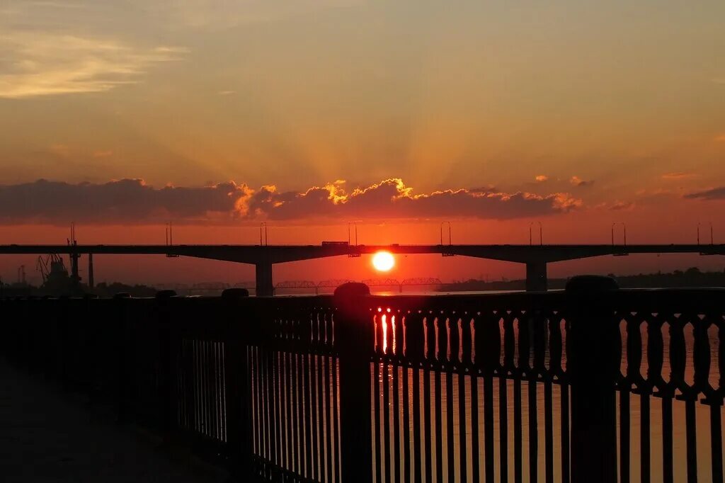Восход 3 солнца. Закат над городом. Пейзаж рассвет. Рассвет над горами. Рассвет.