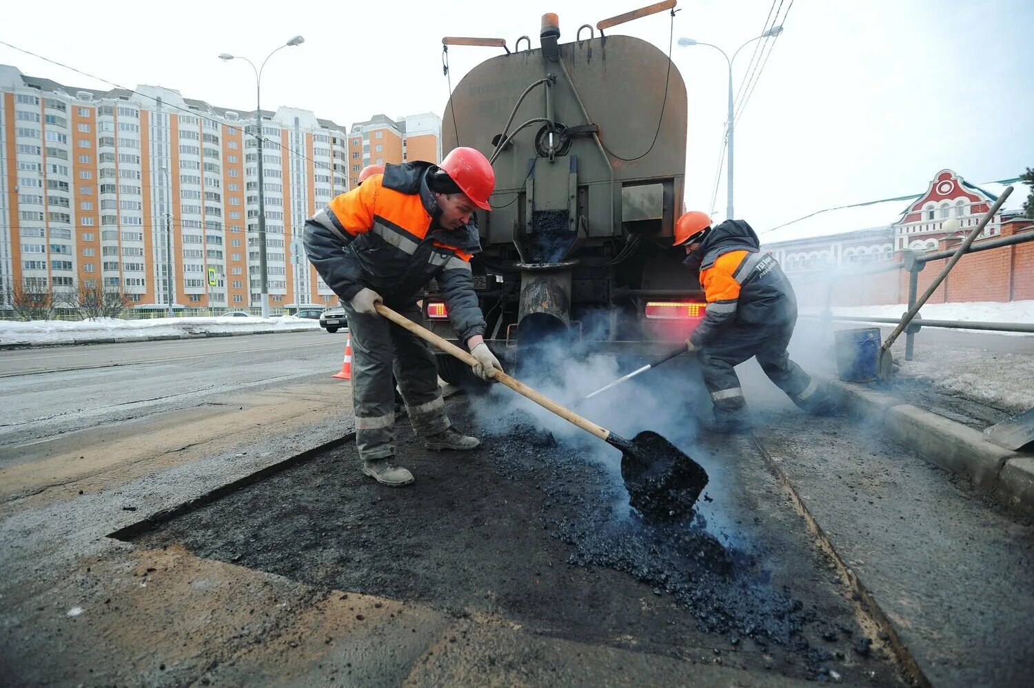 Ремонт дороги московская. Жилищник района Нагатинский Затон. Ямочный ремонт асфальта. Литой асфальт. Укладывают асфальт.