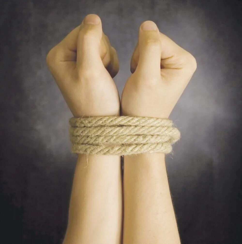 Связанная по рукам и ногам. Связанные руки. Связанная. Женские руки связанные веревкой. Скованные запястья.