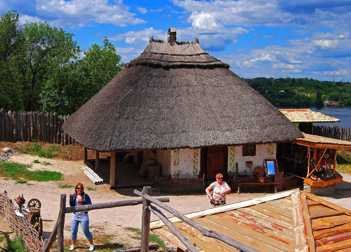 Машина хата. Музей казачества на острове Хортица. Хата Хортица. Музей Запорожского казачества на Хортице сайт. Мазанка Казацкая.