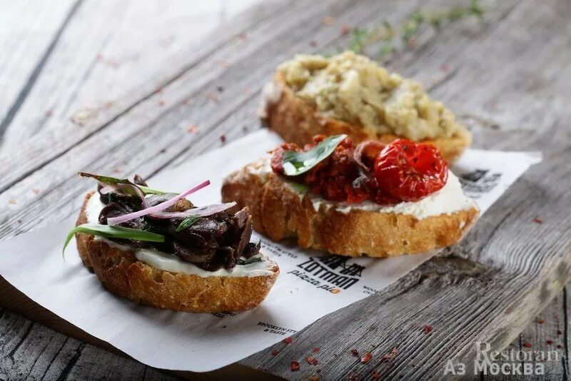 Zotman pizza ул солянка 1 2с1. Зотман краст сэндвич. zotman pizza сэндвичи. парбейк зотман хорркей. zotman бери и пеки.