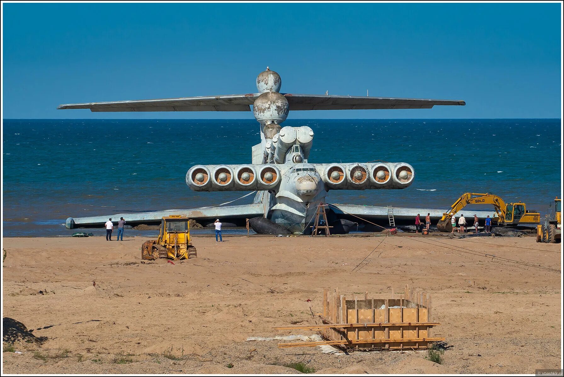 Каспийский монстр экраноплан лунь. Лунь экраноплан в дербенте. Самолёт лунь дербент. Лунь экраноплан в дербенте. Экраноплан лунь в дагестане.