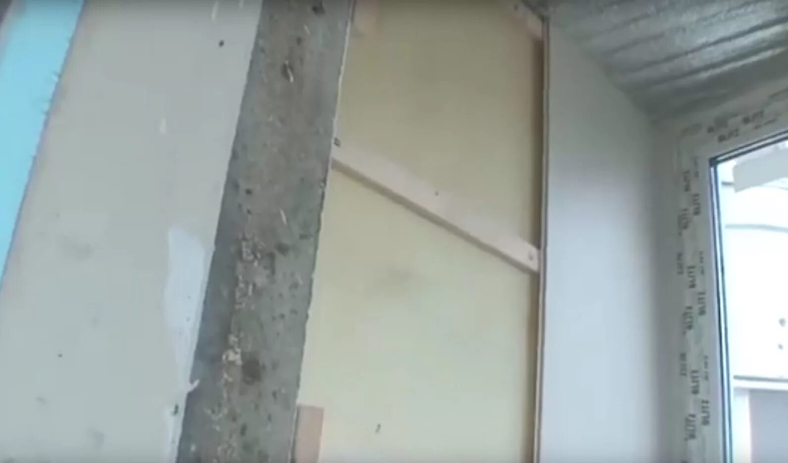 Панели в ванну на пену. Монтаж панелей пвх на стену. дверь из пвх панелей своими руками. обшивка перегородок глк пвх панелями. панели крепление на монтажную пену.