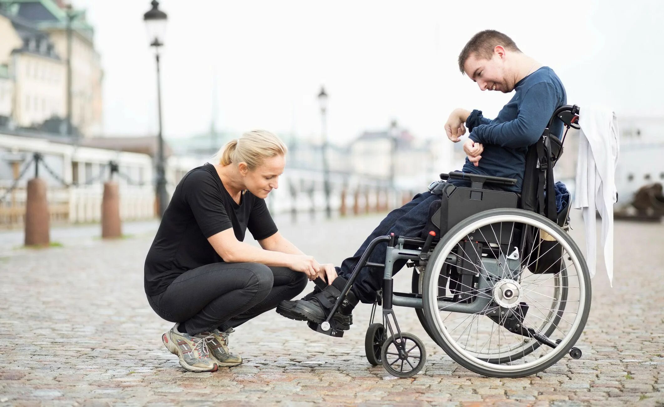 Disable true. Состояние disabled. disabled person. женщины и мужчины инвалиды на одном фото.