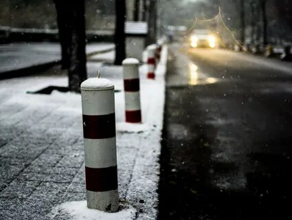 Снег на тротуаре