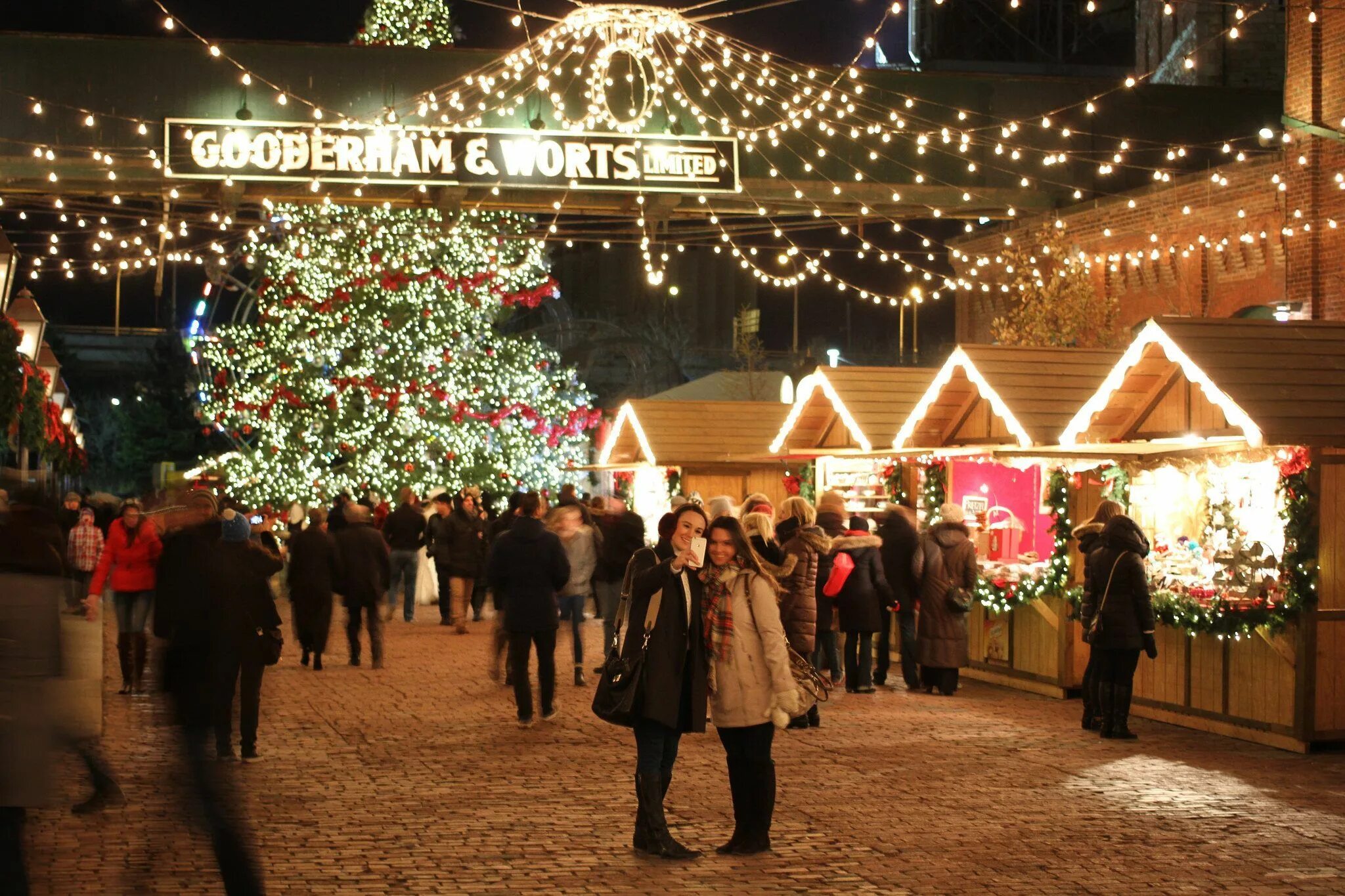 Рождество в англии. Рождество фото картинки. Christmas traditions december. Торонто рождество. Новый год семейный праздник.
