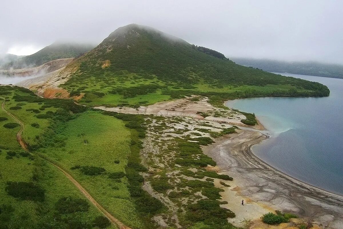 Остров Кунашир Курильские острова. Южно Курильский заповедник Итуруп. Острова японские Сахалин Курильские. Бухта Кратерная Курильские острова.