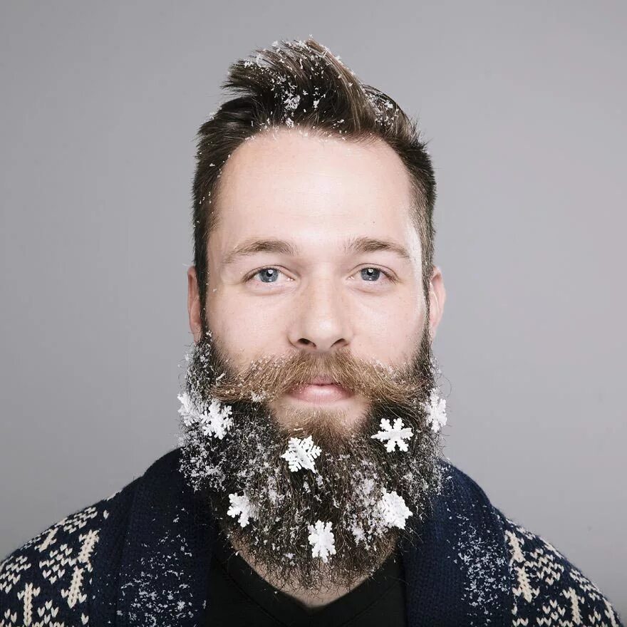 Украшают мужика. Новогодняя борода. Украшения для бороды. Креативная борода. Борода с игрушками.