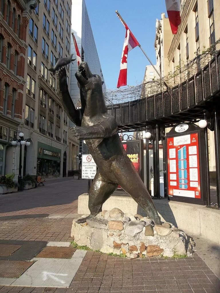 Street born. Оттава памятники. Статуя паук Оттава. Оттава животные. Памятник дьяволу в Ванкувере.