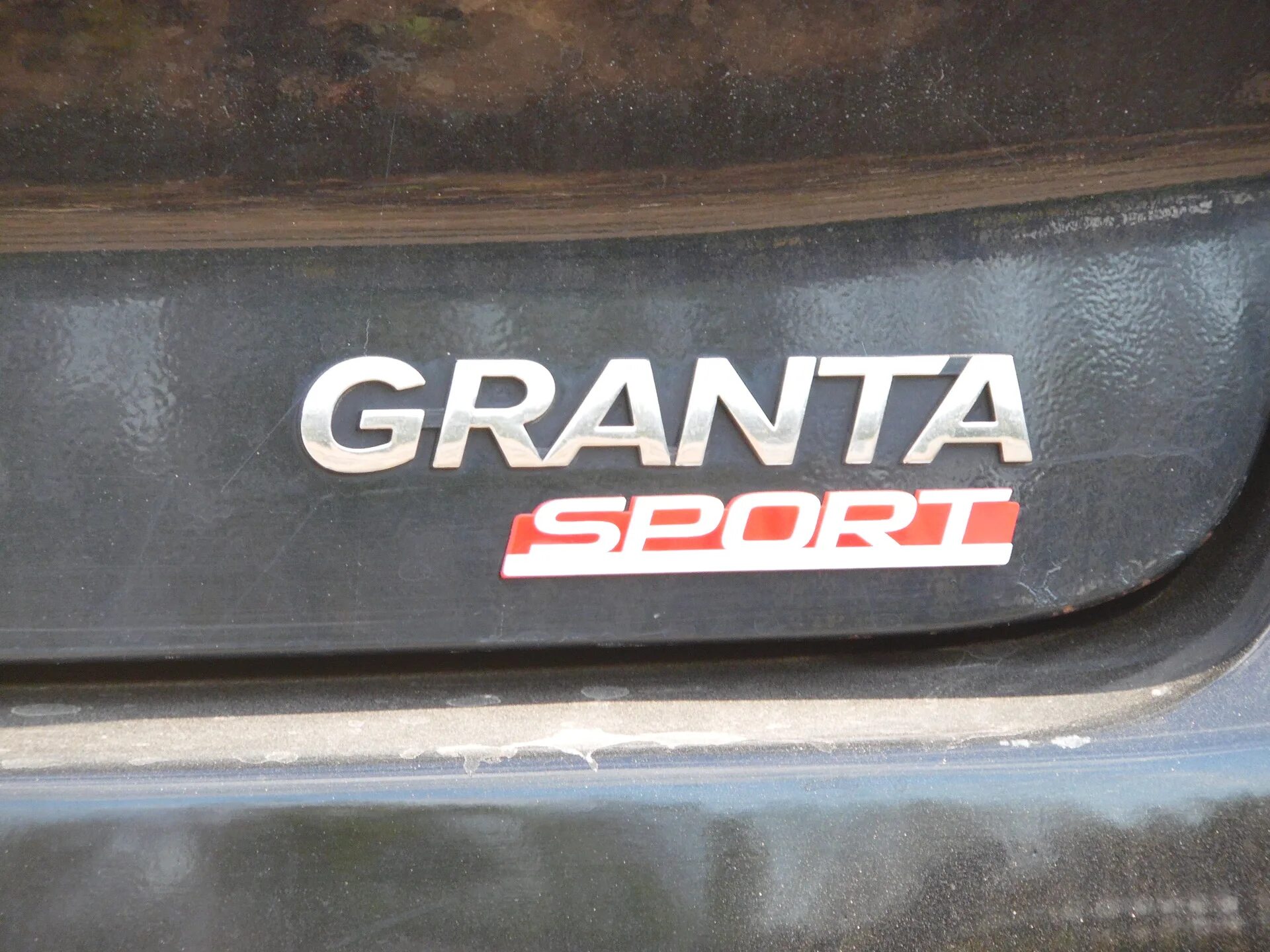 Шильдик гранта. Шильдик спорт на гранту. Шильдики на гранту лифтбек. Черные шильдики на гранту. Шильдик спорт на гранту.