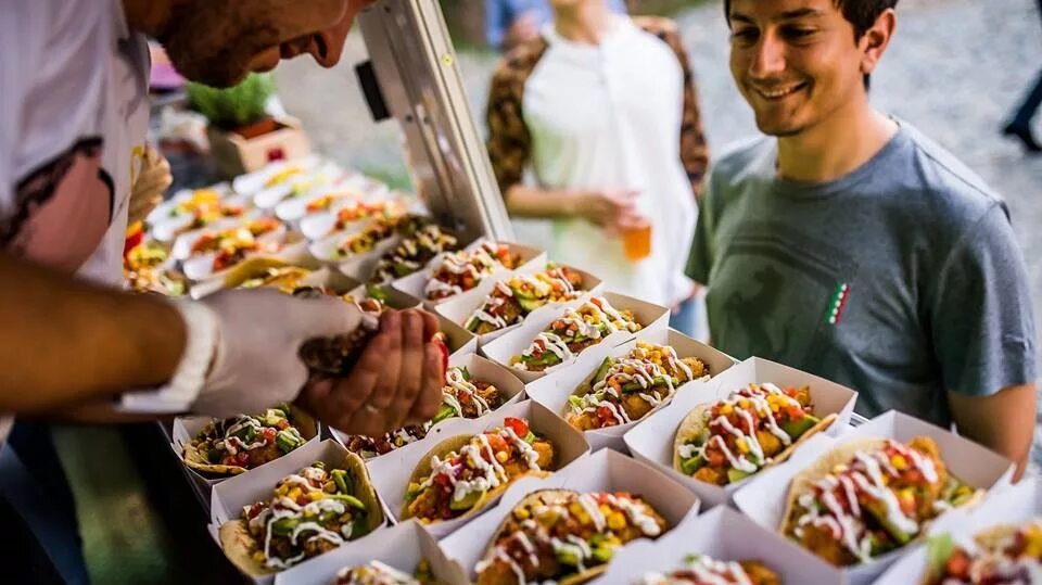 Еда фудкорт. Уличный фаст-фуд(street food). уличный стрит фуд италии. фестиваль уличной еды. американская уличная еда.