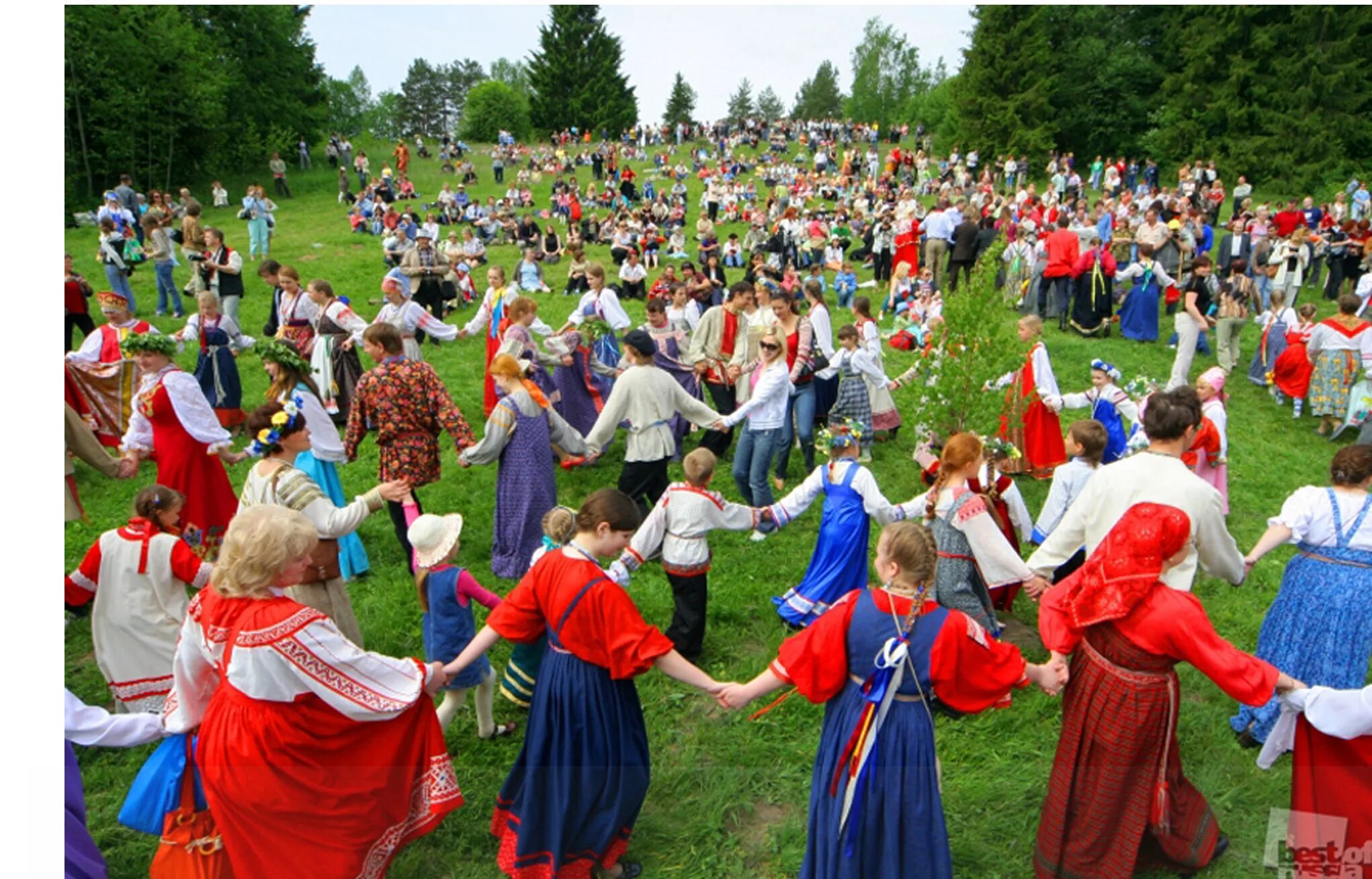 Русская коло. Хоровод. Фольклорный праздник. Народное гуляние. Русские народные гуляния.