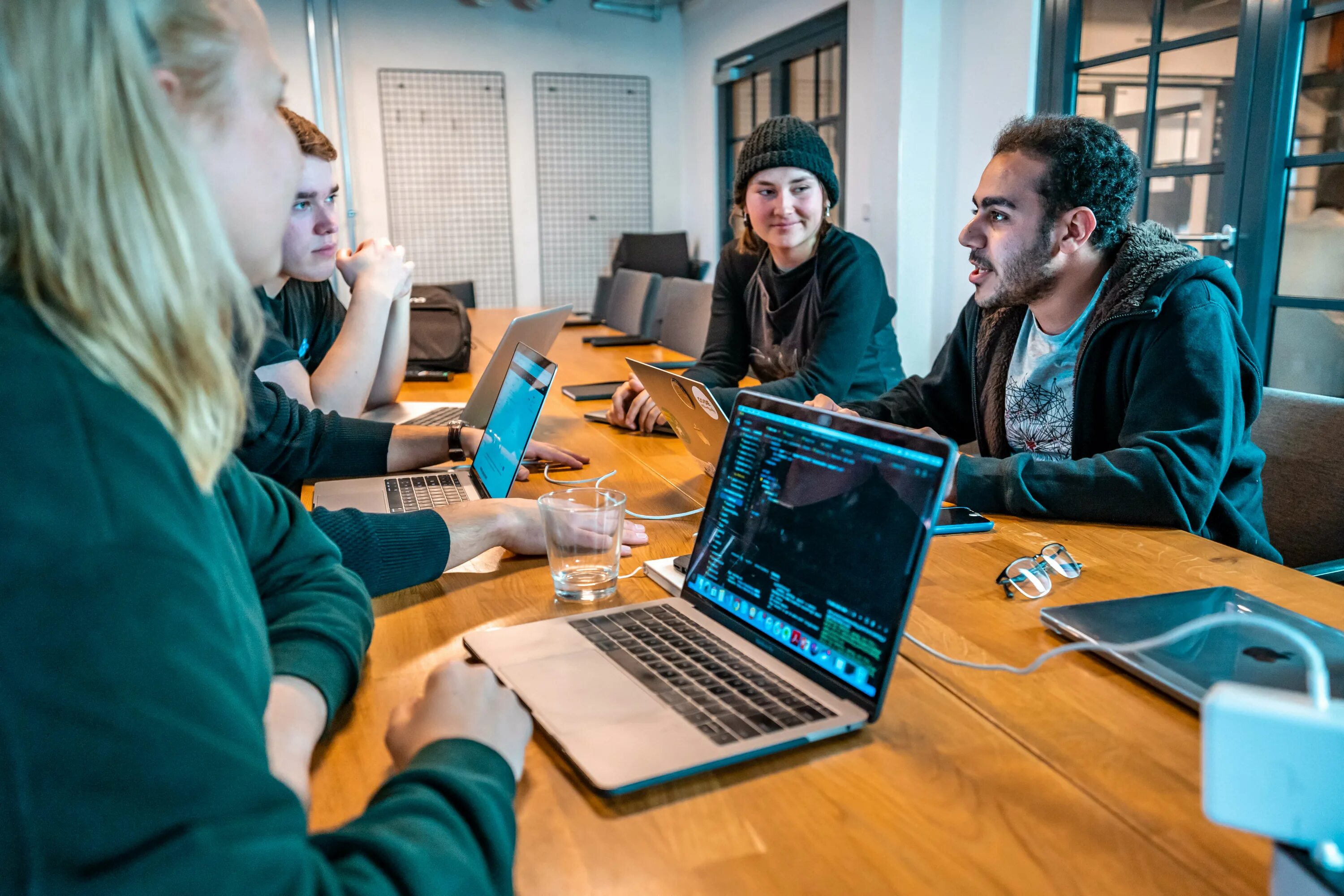 Her are engineers. Программная инженерия. Разработка программного обеспечения. Инженер с компьютером. Инженерия программного обеспечения.