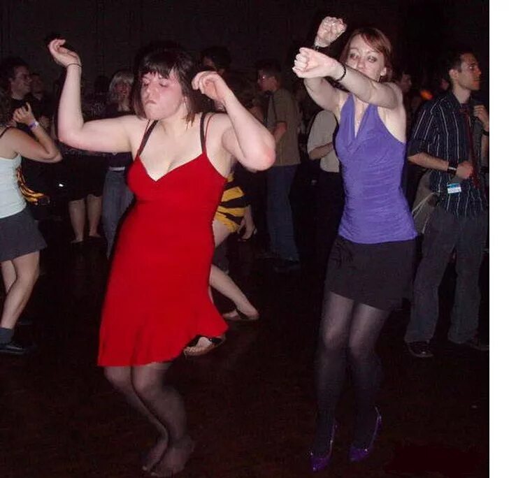 Пьяный танцует. Пьяный танцор. Мужчины на корпоративе. Танцующие пьяные люди. Пьяный корпоратив в клубе.