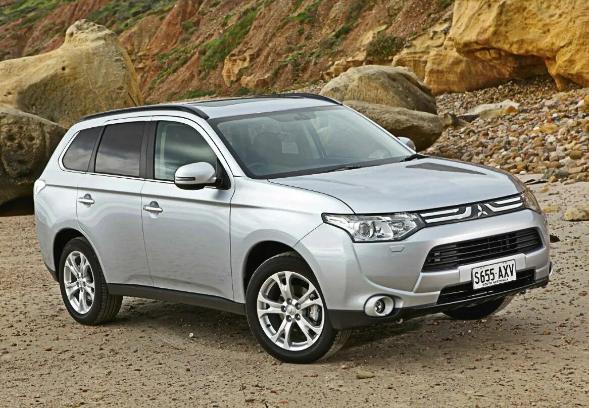 Митсубиси аутлендер какой купить. Mitsubishi Outlander 2012. Mitsubishi Outlander (2012-2015). Mitsubishi Аутлендер 2012. Мицубиси Аутлендер 3.