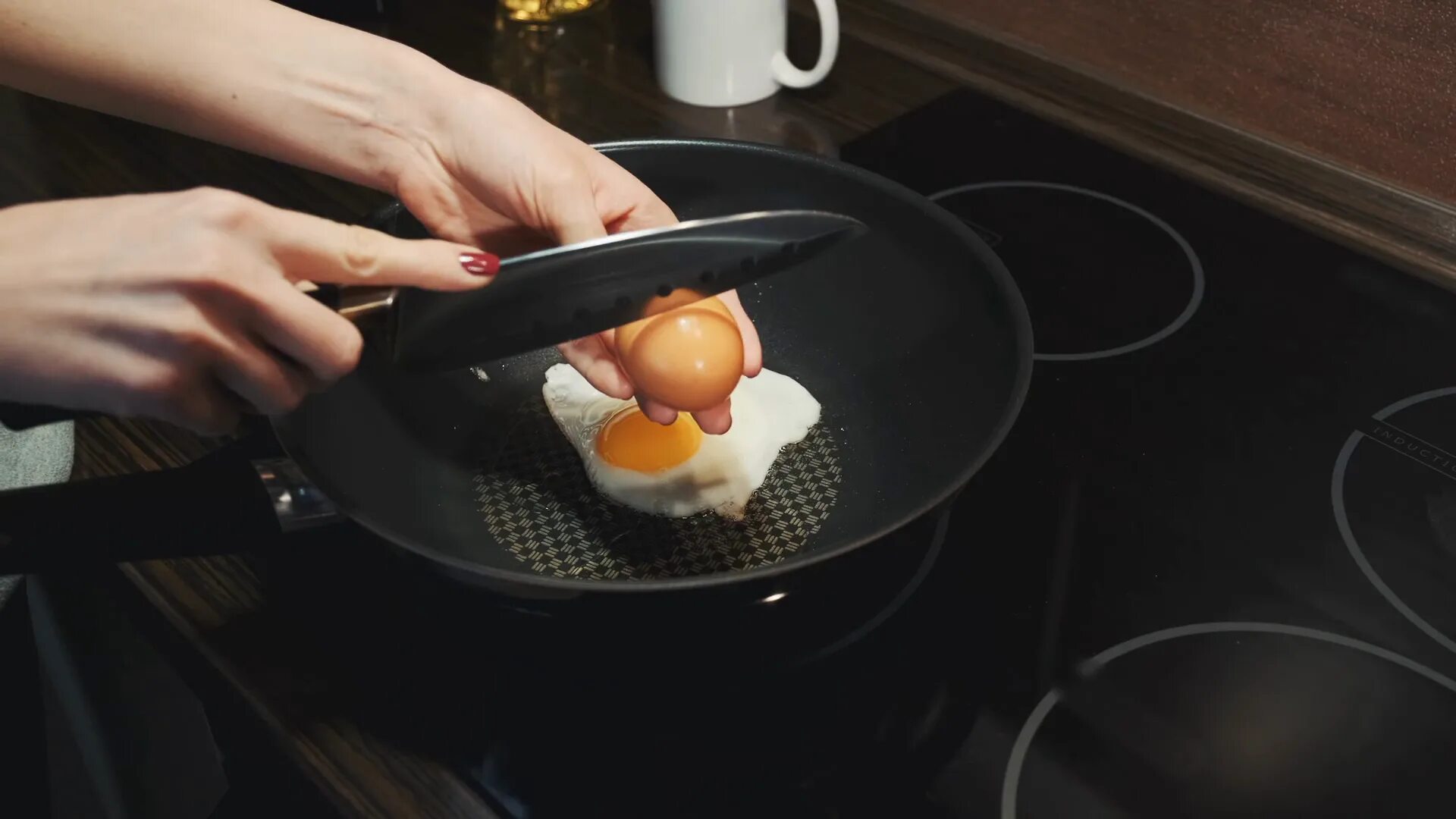 Разбивание яиц на сковороду. Разбивает яйцо на сковородку. Сковорода для яиц. Разбитое яйцо на сковороде.