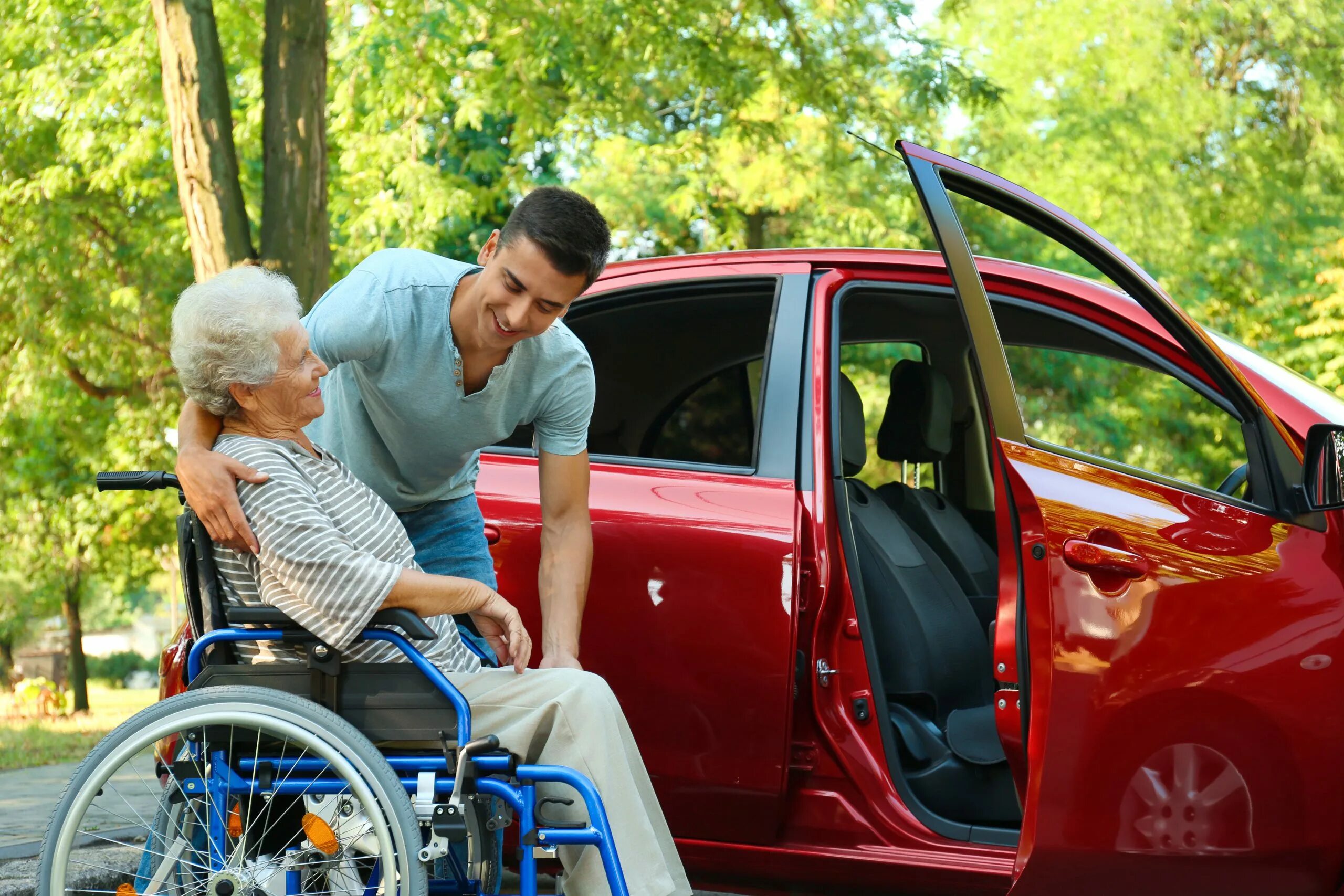 Помощь пожилым. Пожилые люди с детьми в машине. Машины помогают людям. Мужчина помогает людям.