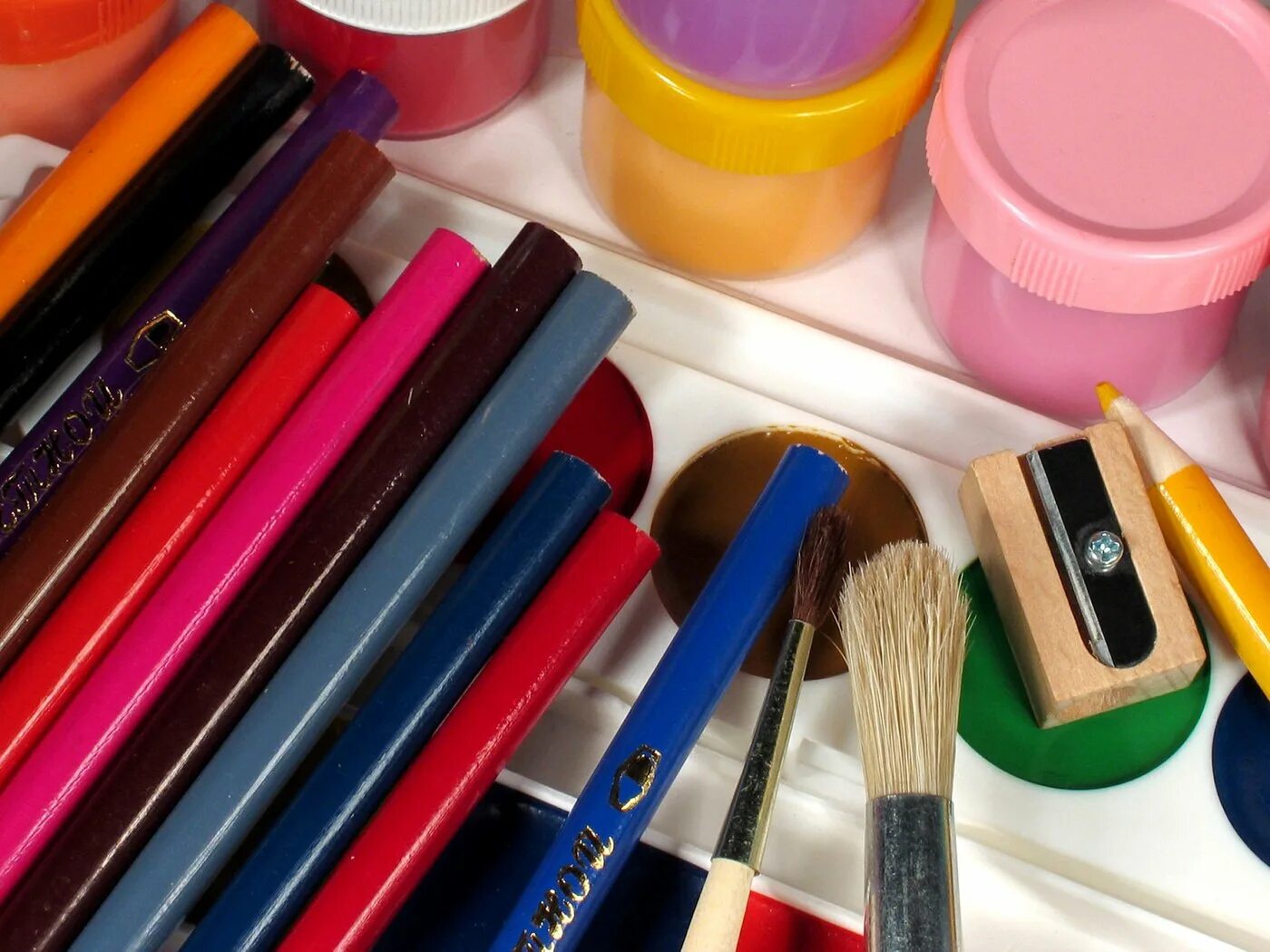 Pencils brushes. Кисти и краски. Краски Кисточки карандаши. Стол с красками и карандашами. Краски с кисточкой.