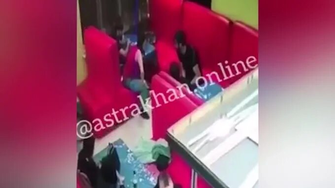 Дагестанец в астрахани избил. Хозяин кафе в нижнем новгороде избил девушку. В текстильщиках в кафе избили. Парни избили девушку в кафе. Дагестанцы избиение девушек в кафе.