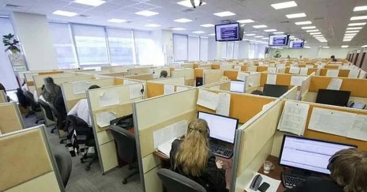 Операторы сбербанка. Офис тинькофф водный стадион. Главный офис тинькофф банк. Call центр банка. Рабочее песто оператора колл центр.