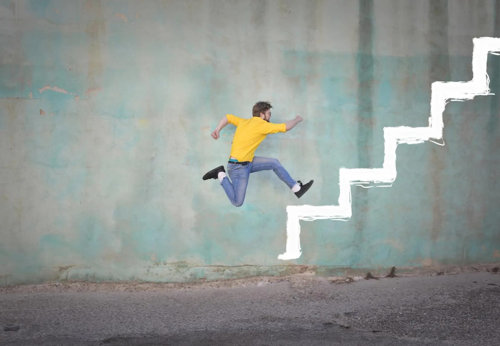 Удержать 13 читать. Человек поднимается. Man Climbing Stairs. Happy man Climbing Stairs.