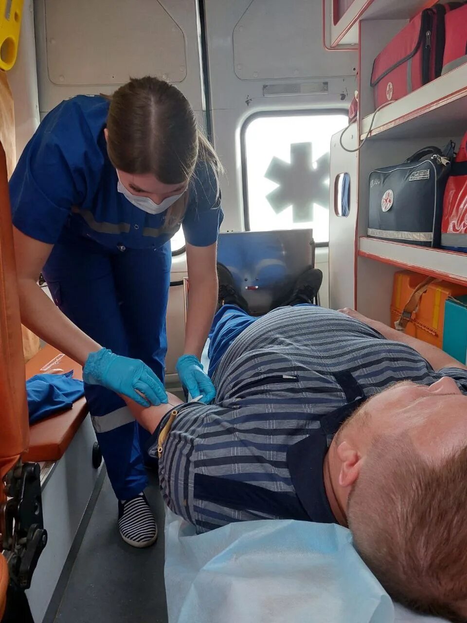 медсестра скорой помощи