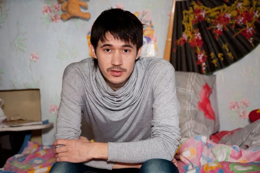 Кепка малый повзрослел. Слово пацана роман. История комсомольской организации. Кто играл комсорга в слове пацана. Кто играл комсорга в слове пацана.