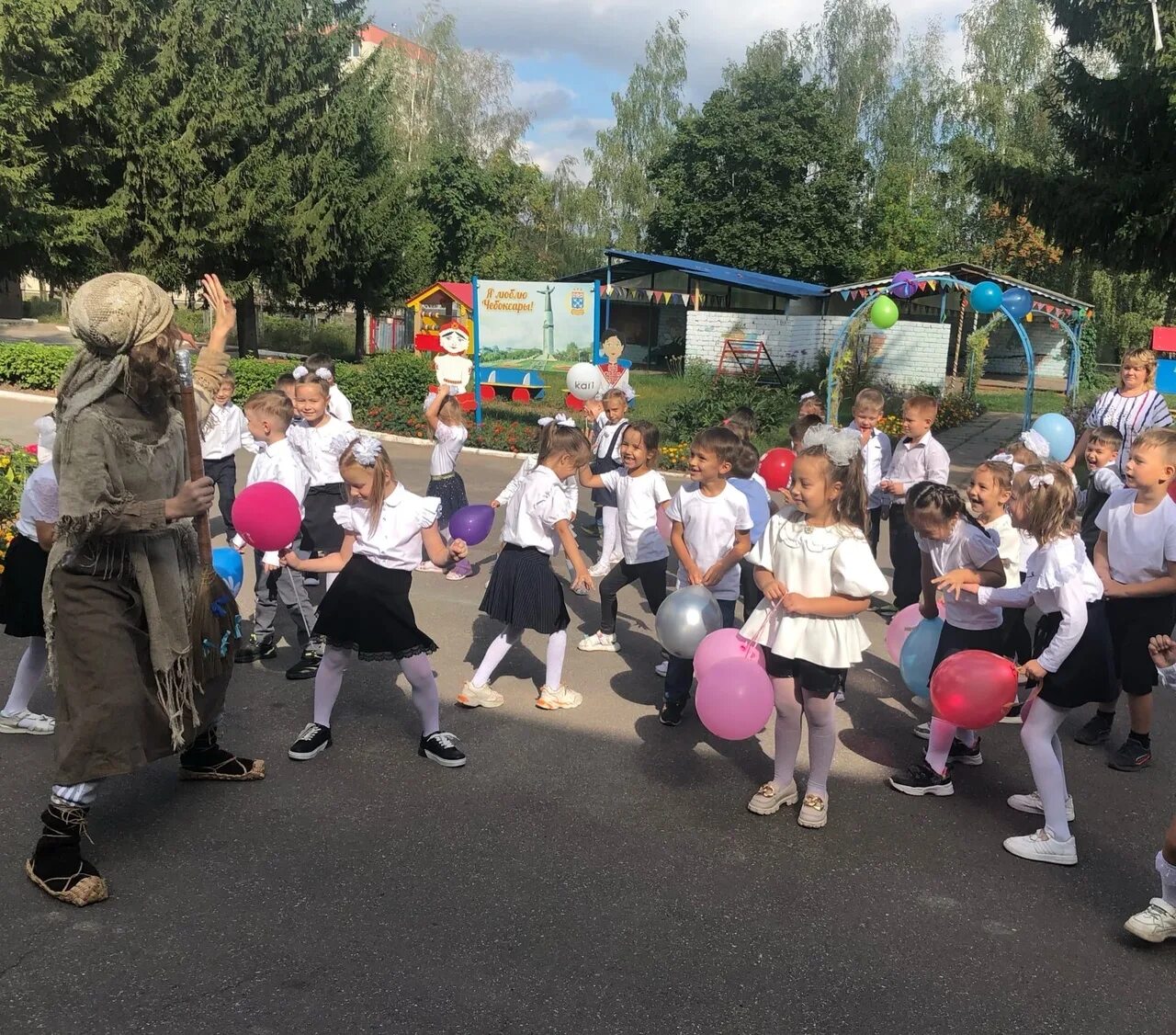 В городе 156 школ. Праздник для детей на день города. Дети в городе. День знаний в саду. День знаний в детском саду.