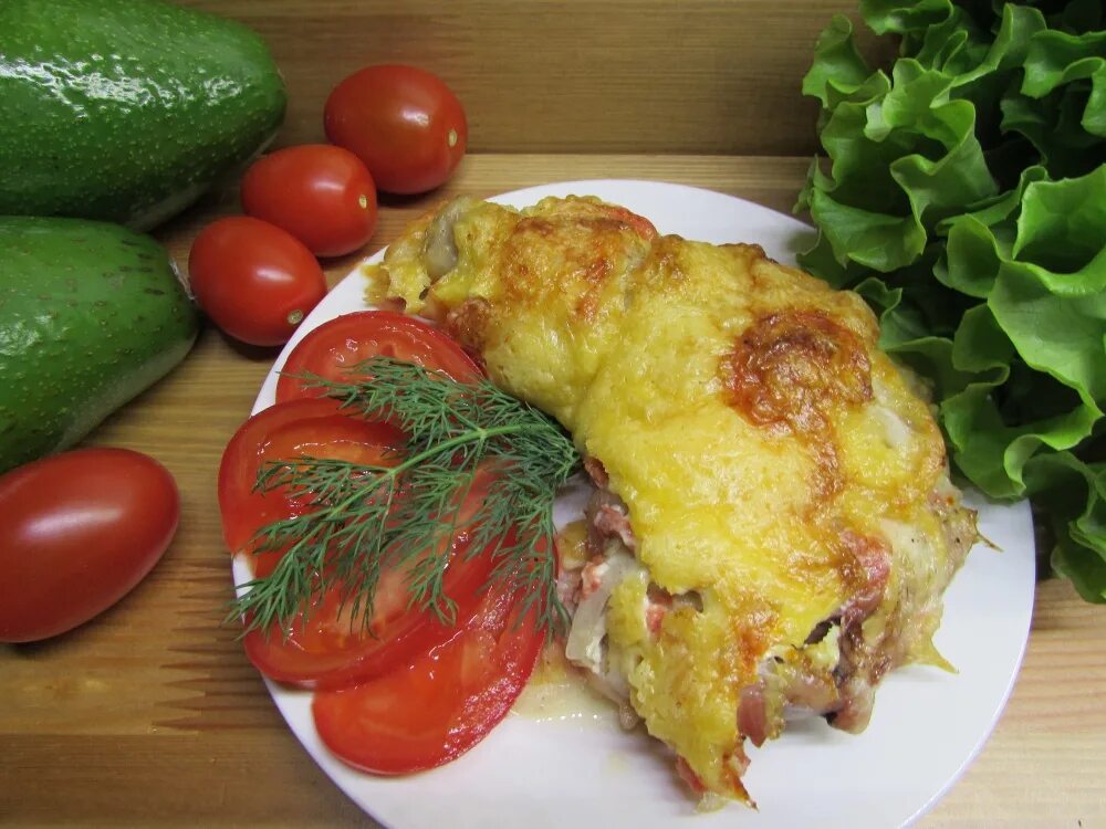 Грудка с картошкой по французски. Курица по французски. мясо по французски из курицы. мясо по французски с курицей. мясо по-французски из курицы фото.
